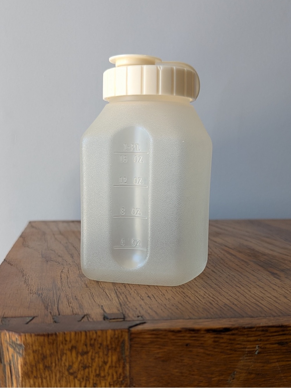 Rubbermaid Servin' Saver 1 Pint Liquid Container Beverage Drink Bottle - Almond